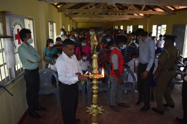 මස්කෙළිය සමන්එලිය විද්‍යාලයේ දරුවන්ට පාසල් උපකරණ සහ වියලි ආහාර ද්‍රව්‍ය බෙදා දෙයි